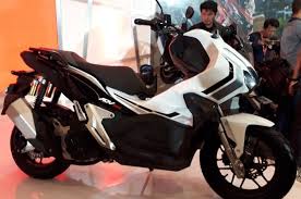 Honda adv150 merupakan motor skutik penjelajah jalanan yang canggih yang memiliki desain bodi yang futuristik dan manly sesuai dengan karakter pengendara yang aktif. Mantap Motor Baru Honda Adv150 Ternyata Rakitan Sunter Kandungan Lokal Hampir 100 Persen Gridoto Com