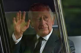 Przeprowadzka króla Karola III. Wyrzucił swoich pracowników na bruk