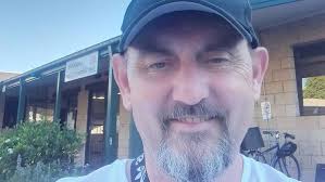 Man calmly videos cougar walking past him; 'I had bear…