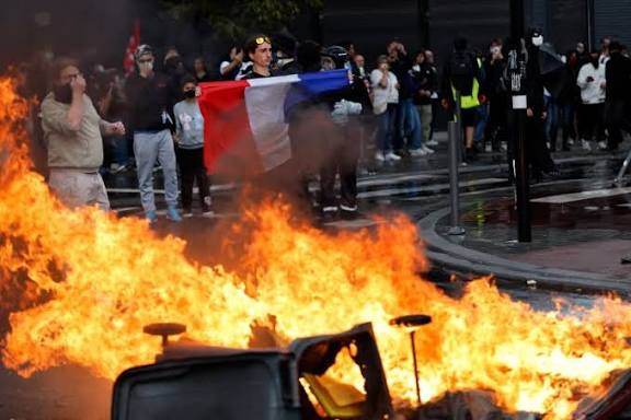 France's streets ablaze as antigovernment protests disrupt daily life | Protests News | Al Jazeera