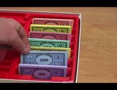 Es gibt viele variationen von monopoly, wobei viele arten von geld verschiedene währungen repräsentieren. Video Monopoly Anleitung Wie Das Geld Verteilt Werden Sollte