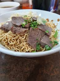 Mee kolok tang merupakan antara restoran yang menyajikan mi kolok yang halal dan enak. Mee Sapi Kuching Malaysia
