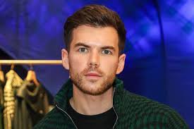 Luke Newton: Freundin, Alter & Instagram! Alles, was du über ihn wissen  musst