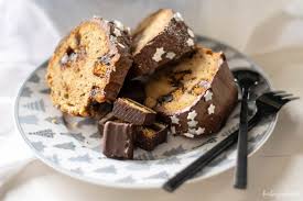 Dominosteine consist of several layers, covered with a thin icing of (typically) dark chocolate.the base consists of lebkuchen.further layers contain jelly (e.g. Dominosteingugelhupf Weihnachtsbacken Kuchengeschichten