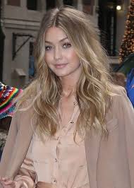 Gigi Hadid Musiala Kontrolowac Niesforna Bezowa Sukienke Gigi Perfektes Haar Kabarik Saclar Balyaj Sac Ve Guzellik