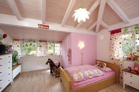Ein Traum In Rosa Helles Und Grosszugiges Kinderzimmer Mit Sichtdachstuhl Fensterfront Rosa Madchenzimmer Holz Sichtdachstuhl Haus Aus Holz Kinder Zimmer