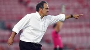 Tras ese éxito es renovado en su cargo como entrenador primera división española con el objetivo de lograr la permanencia. Martin Lasarte A Luis Suarez Lo Senalan Con El Dedo Hace Bastante Tiempo Tyc Sports