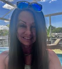 Stephanie Holdsworth's Instagram, Twitter & Facebook