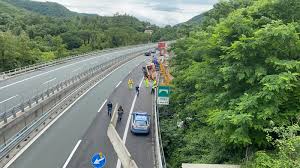 Ss 675 highway near a1 interchange at orte the autostrada a1, nicknamed autostrada del sole (sun motorway), is the oldest european highway and the most important in italy. A15 Incidente In Un Cantiere Dell Autostrada Camion Si Ribalta Operai Feriti Aulla Cronaca