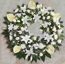 Corona De Flores Para Difuntos Blanca Al Tanatorio Arreglos Florales Funerarios Flores Funerarias Arreglos Funerales