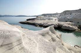 Entdecken sie die unterkünfte und hotels im dorf sarakiniko auf der insel milos in griechenland. Sarakiniko Beach Mondlandschaft Auf Milos Griechenland Travel On Toast