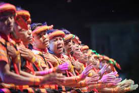 Pola lantai dari tari saman adalah pola horizontal yakni berupa pola dengan garis lurus mendatar ke samping. Pola Lantai Tari Saman Tarian Seribu Tangan Asal Aceh Kumparan Com