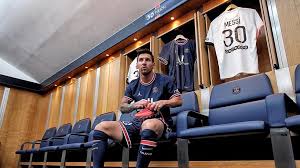 Pero antes de eso comenzó a circular en redes una foto de messi vestido de traje sosteniendo la camiseta del psg con el número 30, con el que debutó en el fc barcelona. 8dxdwh4iab3mwm