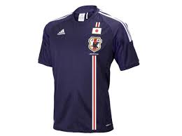 サッカー日本代表のユニフォームが発表 11月6日にadidasから正式に発表された今回の迷彩柄の新ユニフォーム。 このユニフォームは迷彩柄として戦争を彷彿とさせるなど最初は批判的だったが、「 日本晴れ 」や浮世絵をコンセプトにしているものでした。 ã‚µãƒƒã‚«ãƒ¼æ—¥æœ¬ä»£è¡¨ æ­´ä»£ãƒ¦ãƒ‹ãƒ•ã‚©ãƒ¼ãƒ å¤§è¾žå…¸ 2012 13 çµ†ã®1æœ¬ç·šãƒ¢ãƒ‡ãƒ« By Ueue52 Potaru ã½ãŸã‚‹