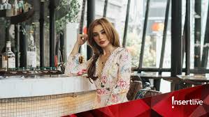 Aliff alli khan, adik miller khan, memutuskan untuk jatuhkan talak tiga kepada istrinya, nora alexandra philip. Alasan Nora Alexandra Ceraikan Aliff Alli Hingga Konspirasi Corona