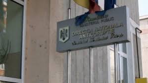 .judiciare, perchezițiile vizează sucursala hidroelectrica sa din curtea de argeș, sc filiala pentru reparații și servicii hidroserv curtea de argeș sa și locuințele unor persoane fizice, filoftia oprea, octavian florian oprea, ștefan vulparu și florin nicolae stoian, toate situate în curtea de argeș. Perchezitii Dna