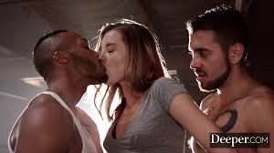 Más profundo. Haley Reed abre las piernas para dos boxeadores