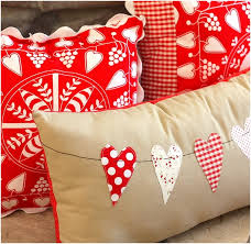 Bu yastıklar sevginizi göstermenin hem kalıcı hemde evinizi dekore etmenin kolay bir yolu. Sevgiliye El Yapimi Hediye Yastik Sevgilihediyem Com