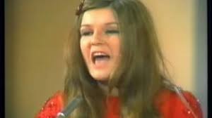 verse 1 hij zat zo boordevol muziek hij zong voor groot en klein publiek hij maakte blij, melancholiek de troubadour voor ridders in de hoge zaal zong hij in stoere, sterke taal een lang en bloederig verhaal de troubadour maar ook het. Eurovision 1969 Netherlands Lenny Kuhr De Troubadour Winner Youtube