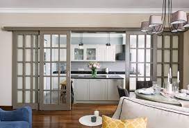 Bu dolaplar hoş çıkartmalar, objeler ve aksesuarlar ile dekore edilebilir. Surgulu Kapi Ile Mutfak Elverisli Surgulu Kapilar Mutfaga Tipler Avantajlar Malzeme Mutfak Icin Surgulu Kapilar Icin Secenekler