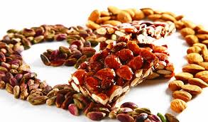 Foderate una teglia con la carta forno, adagiate le mandorle e infornatele a 180 gradi, forno caldo per cinque minuti. Torrone Siciliano Come Riconoscerlo E Conservarlo