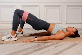 Das training bewirkt die straffung der entsprechenden stellen durch muskelaufbau. 7 Fitnessband Ubungen Fur Den Unterkorper