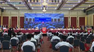 Dia kemudian dengan tangan satunya lagi mengangkat kaosnya ke atas dan sekarang hanya tinggal kaos kutangnya saja. Umnopahang Berucap Di Atas Pentas Pemuda Di Pwtc Hari Ini Bagi Mewakili Pergerakan Pemuda Umno Negeri Pahang Saya Zahirkan Pendirian Pemuda Umno Pahang Dalam Urusan Politik Dan Kepartian Serta Harapan Anak