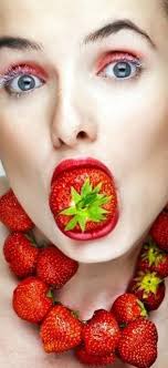 Pin By Leafleur On Les Legumes Et Les Fruits Dans La Mode Strawberry Delight Fruit Shoot Strawberry Treats