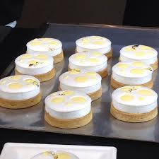 Tarte Au Citron De Francois Perret Le Ritz Photo Du Studio Laure Anne Caillaud Studio Laureannecaillaud Photos Et Videos I Mini Cheesecake Food Desserts