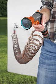 Die gardena spiralschlauchbox wird dauerhaft unterirdisch im boden installiert und enthält einen zehn meter langen spiralschlauch, der nach dem giessen wieder ordentlich in der schlauchbox aufbewahrt wird. Gardena Spiralschlauch Set 1 Packung Bloomling Deutschland