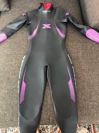 This basic women's triathlon wetsuit definitely lives up to its namesake with a suit that's not expensive and gives a minimal amount of buoyancy and warmth. Women S Triathlon Wetsuit Xterra Vector Sports Equipment Sports Games Water Sports On Carousell