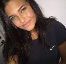 Epingle Par Oliviamadelyn Sur Beauty Is Your Duty Cheveux Yeux Verts Filles Aux Cheveux Longs Brune Yeux Verts