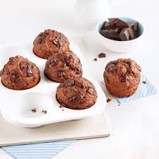 A Court D Idees Pour Des Collations Aussi Delicieuses Que Saines Ces Allechants Muffins Aux Bananes Et Au Chocolat Sont L In 2020 Desert Dessert Desserts Sweet Snacks