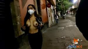 me saco las tetas en la calle - XNXX.COM