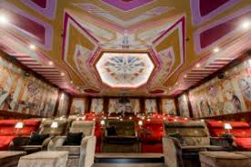 Tuschinski ii is de kleinste zaal van hotel new york, in dezelfde sfeer als tuschinski i en met zicht op de wilhelminapier en parkeerplaats. Grandeur Van Zaal 2 Tuschinski In Ere Hersteld Plafondenwandinfo