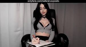 PROFESORA CACHONDA TE ENSEÑA COMO HACERLE LA PAJA A UNA MUJER - Neferet  Exposito JOI EN ESPAÑOL - FAPCAT