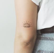 Pin De Sophia Olsen En Tattoos And Piercings Tatuajes Minimalistas Hermosos Tatuajes Tatuaje De Sol Pequeno