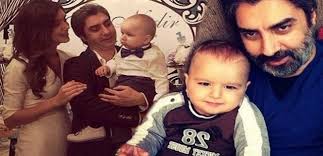 Özel yaşantısı ile gündeme gelmemek için çaba harcayan şaşmaz, üç yaşına basan oğluyla el ele görüldü. Turkiye Gazetesi Foto Galeri Iste Necati Sasmaz Oglu Ali Nadir