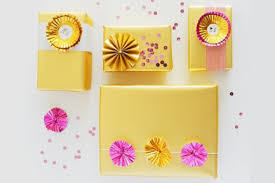 Puisi bebas merupakan puisi yang tidak terikat pada aturan khusus yaitu jumlah baris tiap bait gambar kata puisi tentang bunga contoh puisi bertemakan bunga mungkin anda tentu tahu cara membuat kertas seni untuk media puisi. 5 Cara Membungkus Kado Natal Agar Terlihat Menarik Halaman All Kompas Com