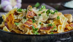 This chicken farfalle recipe is my fiance's favorite thing at the cheesecake factory. Pasta Mit Hahnchen Und Gerostetem Knoblauch Cheesecake Factory Copycat