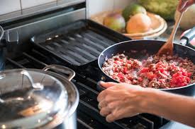 Faire de la cuisine \prononciation ?\ intransitif (se conjugue → voir la conjugaison de faire). Cinq Astuces Pour Faire Plus En Cuisine Avec Moins La Presse