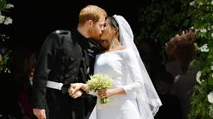Die royale hochzeit des jahres ist gut über die bühne gegangen: Harry And Meghan S First Kiss As Husband And Wife Youtube