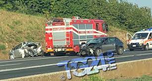 Una range rover con una famiglia a bordo, mamma, papà e due bimbi piccoli di 2 anni e 8 mesi, ha sbandato andando a prendete in pieno il guardrail della biforcazione dello svincolo di frosinone. Roma Incidente In A1 Due Persone Perdono La Vita Tg24 Info