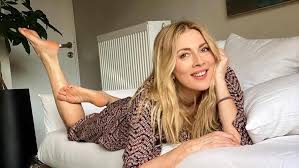 Η σμαράγδα καρύδη (αθήνα 9 αυγούστου 1969) είναι ελληνίδα ηθοποιός,σκηνοθέτις και παρουσιάστρια. H Smaragda Karydh Apoxwristhke Ta Makria Ths Mallia Kai Ekane Ena Stilato Kare Bovary