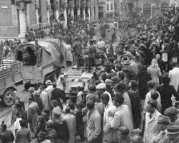 L'italia del nord era in parte liberata il 26 aprile, a trieste l'insurrezione comincia il 29 aprile, senza i comunisti, la maggioranza s'era arruolata con tito e non sempre se l'era. Verso Il 1 Maggio Con L Alba Sulla Citta Udine Gennaio Giugno 1945 Instart Magazine