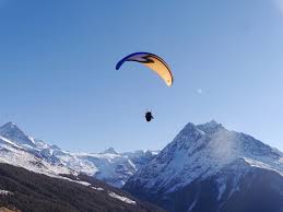 Oynatıcınızla havada uçun ve engellerden kaçının. Biplace Parapente Anako Lodge