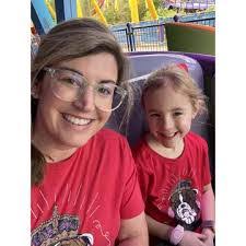 Lindsay Neely's Instagram, Twitter & Facebook