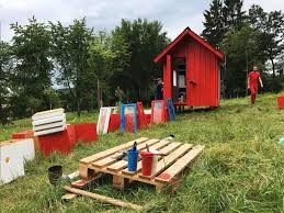 Une Mini Maison Pas Chere Aux Couleurs De La France Constructible En 3 Heures En 2020 Mini Maison Maison Ecologique Maison