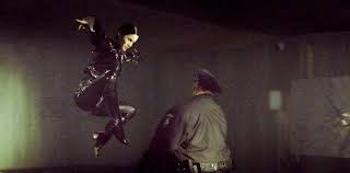 ◢||🟩 #マトリックス復活 🟩||◣ 突如警察隊が突入し、エージェントに追跡されるトリニティー。  開幕の超速格闘戦から始まり、ビルからビルへの長距離ジャンプ…そして緊迫の逃走シーンと、この短時間もの間で世界中の人々が『マトリックス』の世界に心奪われました  ...