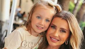 Nunca come uma...': mulher de Roberto Justus, Ana Paula Siebert conta a  filha Vicky, 4 anos, não ama doces